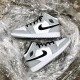 Svart  Jordan 1 Mid Light Smoke Grey Light Smoke Grå/Svart-Hvit 554724 092 Dame/Herre Sko