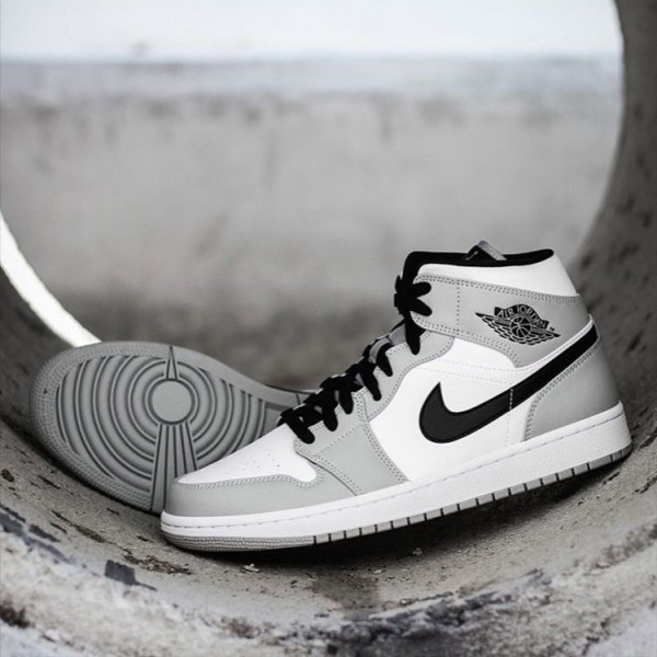 Svart  Jordan 1 Mid Light Smoke Grey Light Smoke Grå/Svart-Hvit 554724 092 Dame/Herre Sko