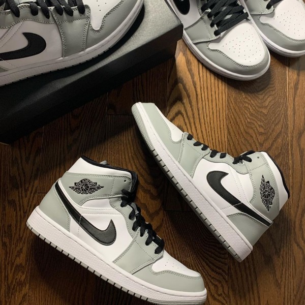 Svart  Jordan 1 Mid Light Smoke Grey Light Smoke Grå/Svart-Hvit 554724 092 Dame/Herre Sko