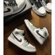 Svart  Jordan 1 Mid Light Smoke Grey Light Smoke Grå/Svart-Hvit 554724 092 Dame/Herre Sko